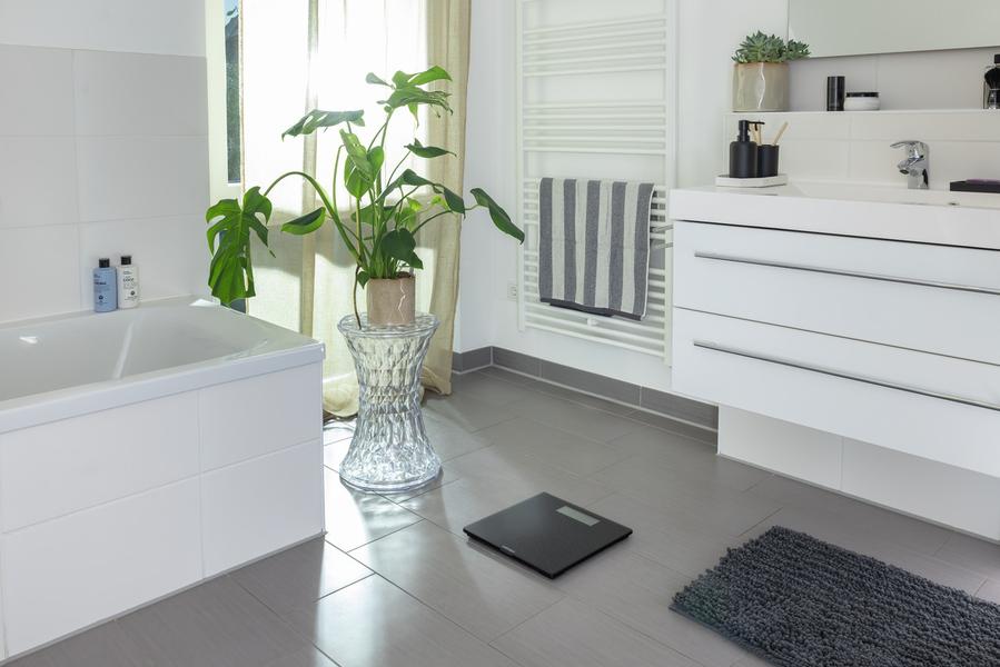 Style Sense Comfort Coral Bathroom Scale